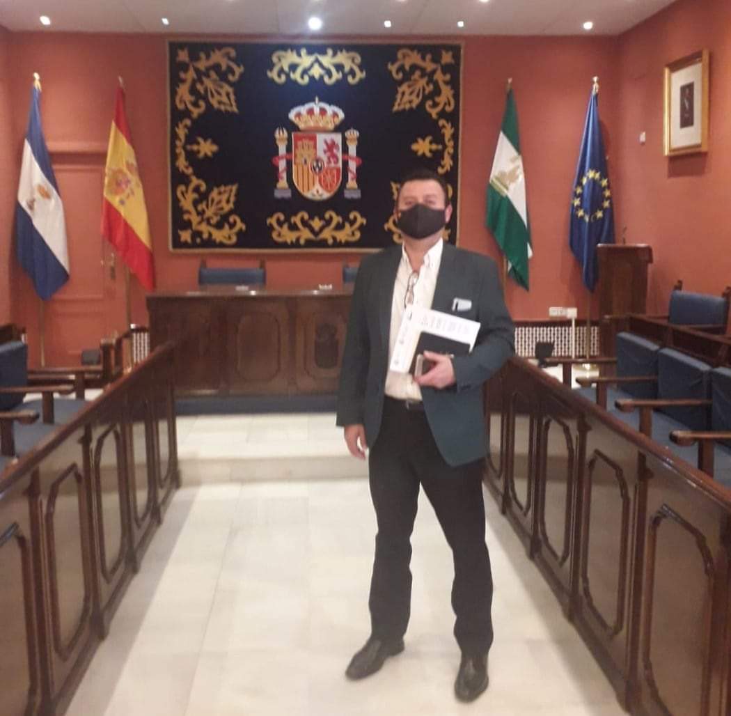 - Asevera que “los alcalareños se merecen una explicación, porque, mientras se encuentran limitados en sus derechos fundamentales, sin poder salir a cenar por las noches o a pasear por las calles, la alcaldesa y su equipo, de confirmarse la noticia, sí parecen tener derecho a incumplir las normas, porque al parecer están por encima del bien y del mal”