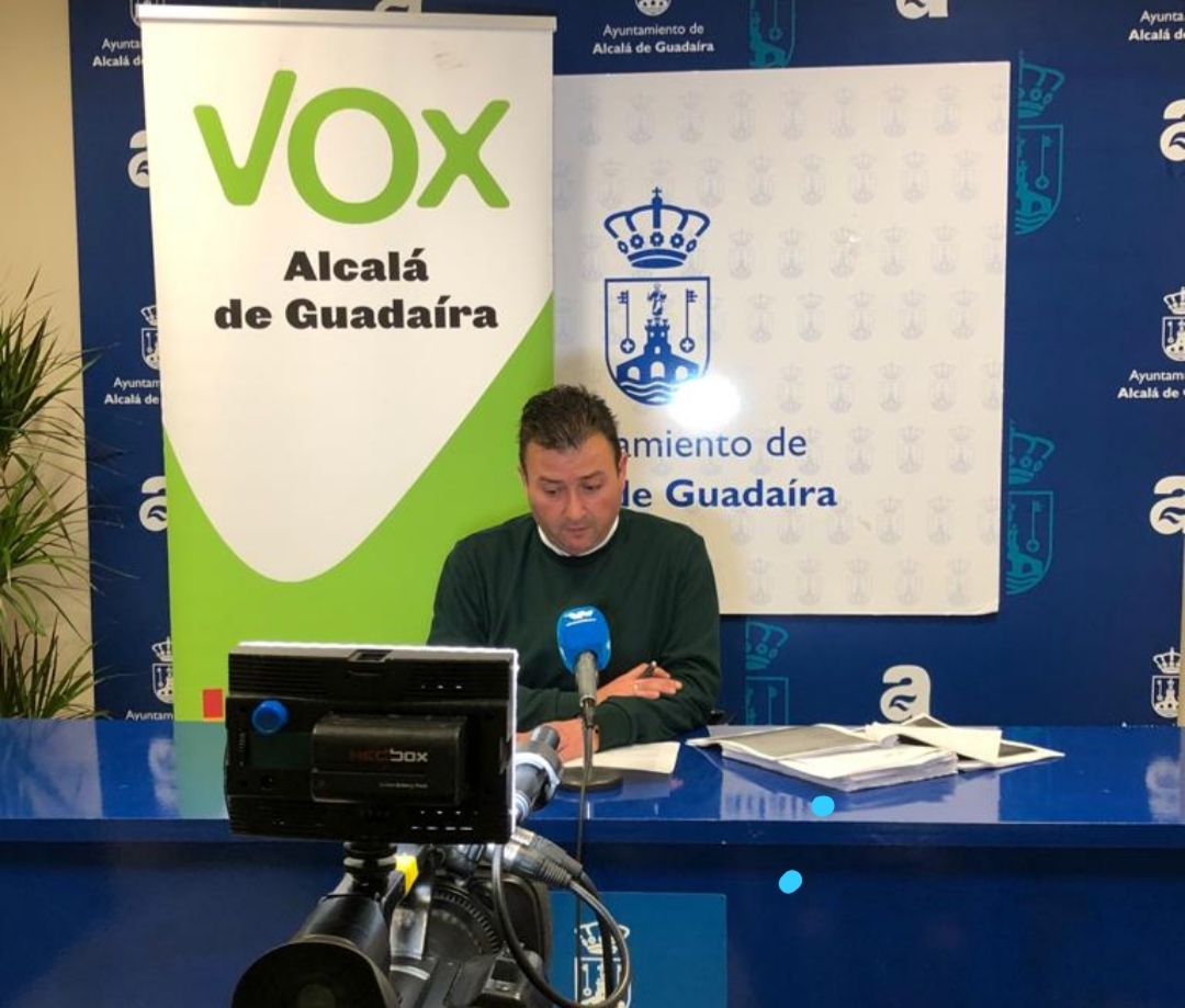 El portavoz municipal de VOX ha aseverado que “resulta indignante la nula sensibilidad que se muestra por parte de la Alcaldesa del PSOE hacia los ciudadanos que están viviendo momentos tan difíciles, como consecuencia precisamente de la pésima gestión que de la pandemia ha llevado a cabo el gobierno del mismo partido al que pertenece la Sra. Jiménez”.