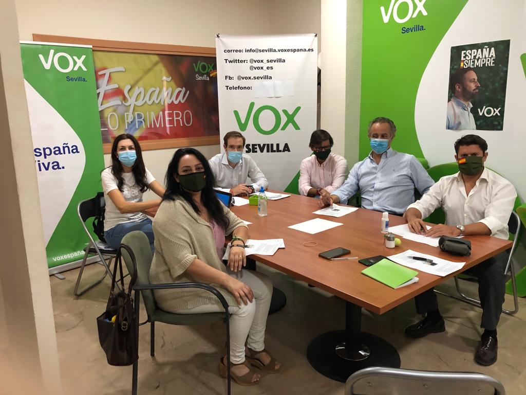 Le acompañan Rafael Morillo Salvador como vicepresidente, Fátima Azmani Ramírez como secretaria, y Fernando Rodríguez Galisteo, Susana Portillo Martos y Alfonso Otero Delgado como vocales