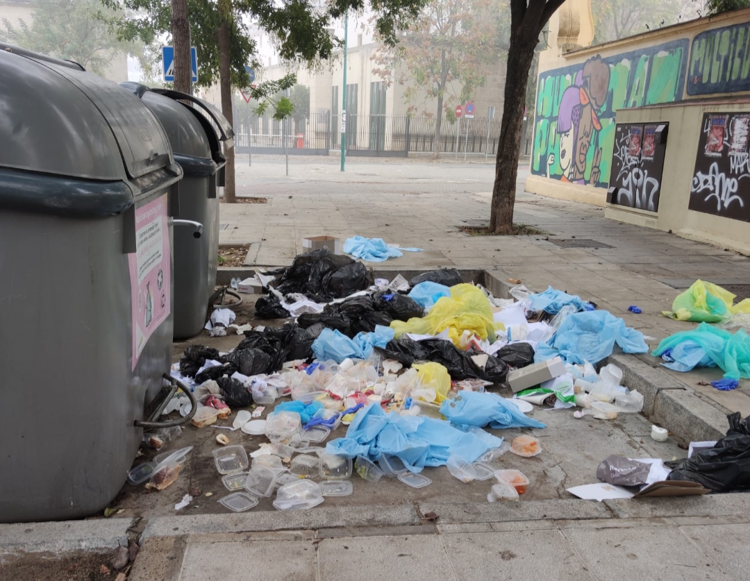 VOX denuncia la presencia de residuos de material sanitario relacionados con pacientes infectados por Covid, en calles del barrio de la Macarena