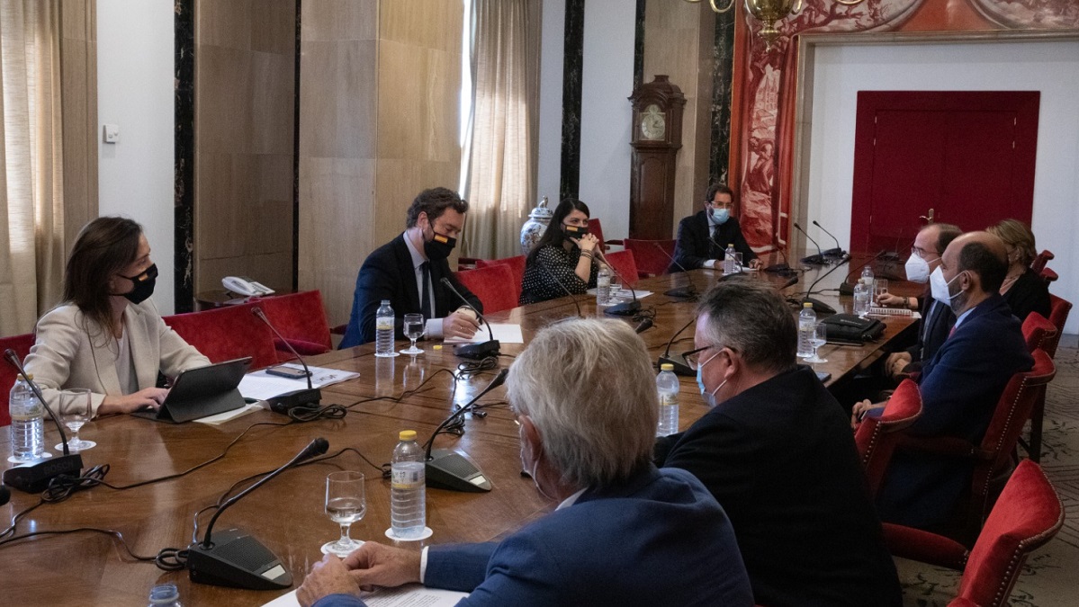 Reunión VOX con asociaciones de la Escuela concertada