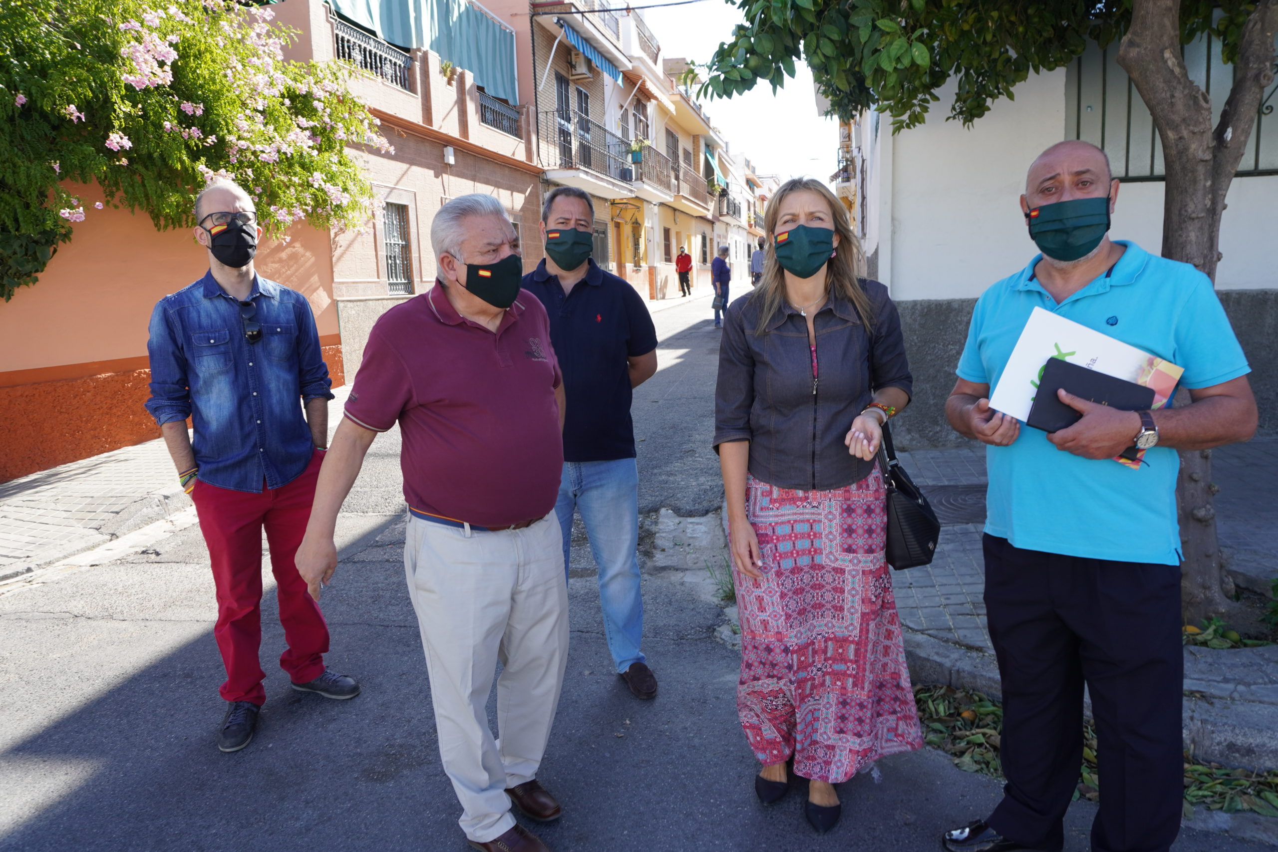 La portavoz municipal de VOX ha lamentado “la falta de políticas básicas, elementales, como la limpieza, un problema que afecta a toda Sevilla pero que en Torreblanca es especialmente sangrante no porque sus vecinos sean más incívicos que en otros barrios de la ciudad, sino porque aquí se limpia poco y mal”