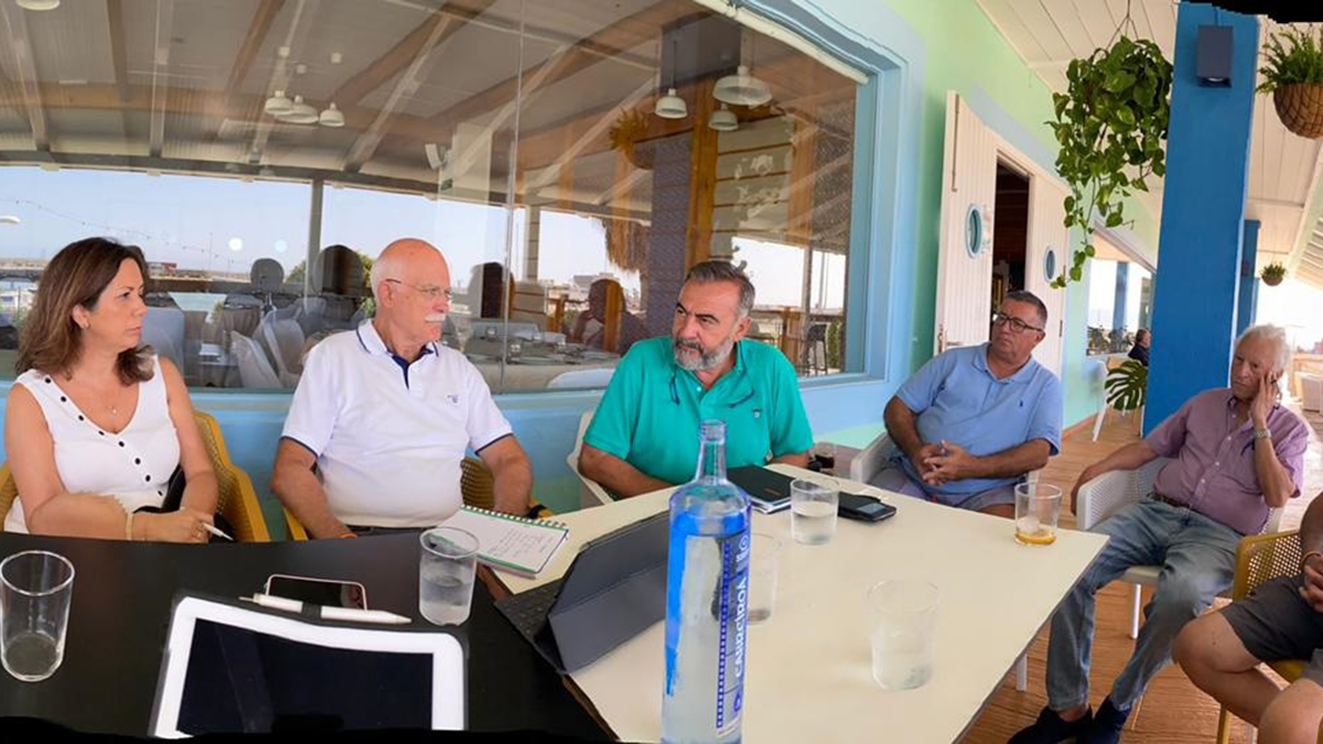 Agustín Rosety y Ángela Mulas con pescadores de Barbate