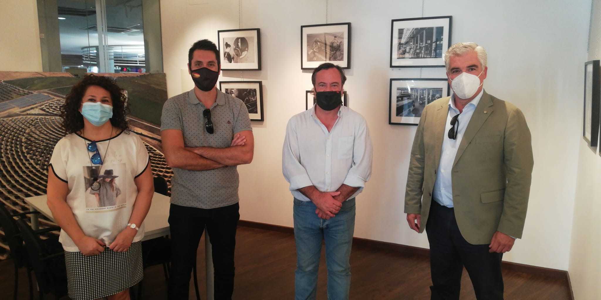La visita ha continuado en la oficina municipal de turismo, para conocer el flujo turístico del municipio así como el comercio local, “a quienes les hemos brindado nuestro apoyo y comprensión ante los duros momentos por lo que atraviesan los pequeños negocios en estos momentos económicos llenos de incertidumbre para los comerciantes”
