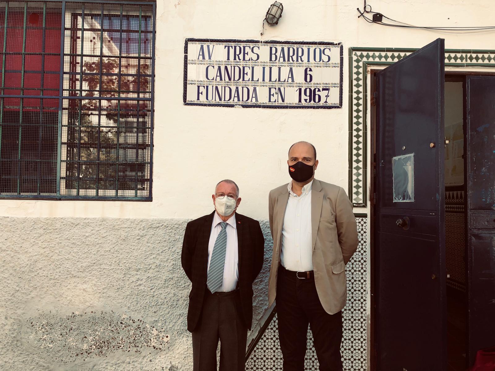 El portavoz adjunto de VOX ha afirmado que “el problema de las drogas y de la seguridad compete a todas las administraciones y ninguna atiende esta prioridad. La ausencia de policías en las calles permite una sensación de impunidad para todos aquellos dispuestos a saltarse las normas y las leyes, por tanto, estamos hablando de un grave problema de ausencia de libertades en Tres Barrios porque sin seguridad, no hay libertad, y eso son palabras mayores”