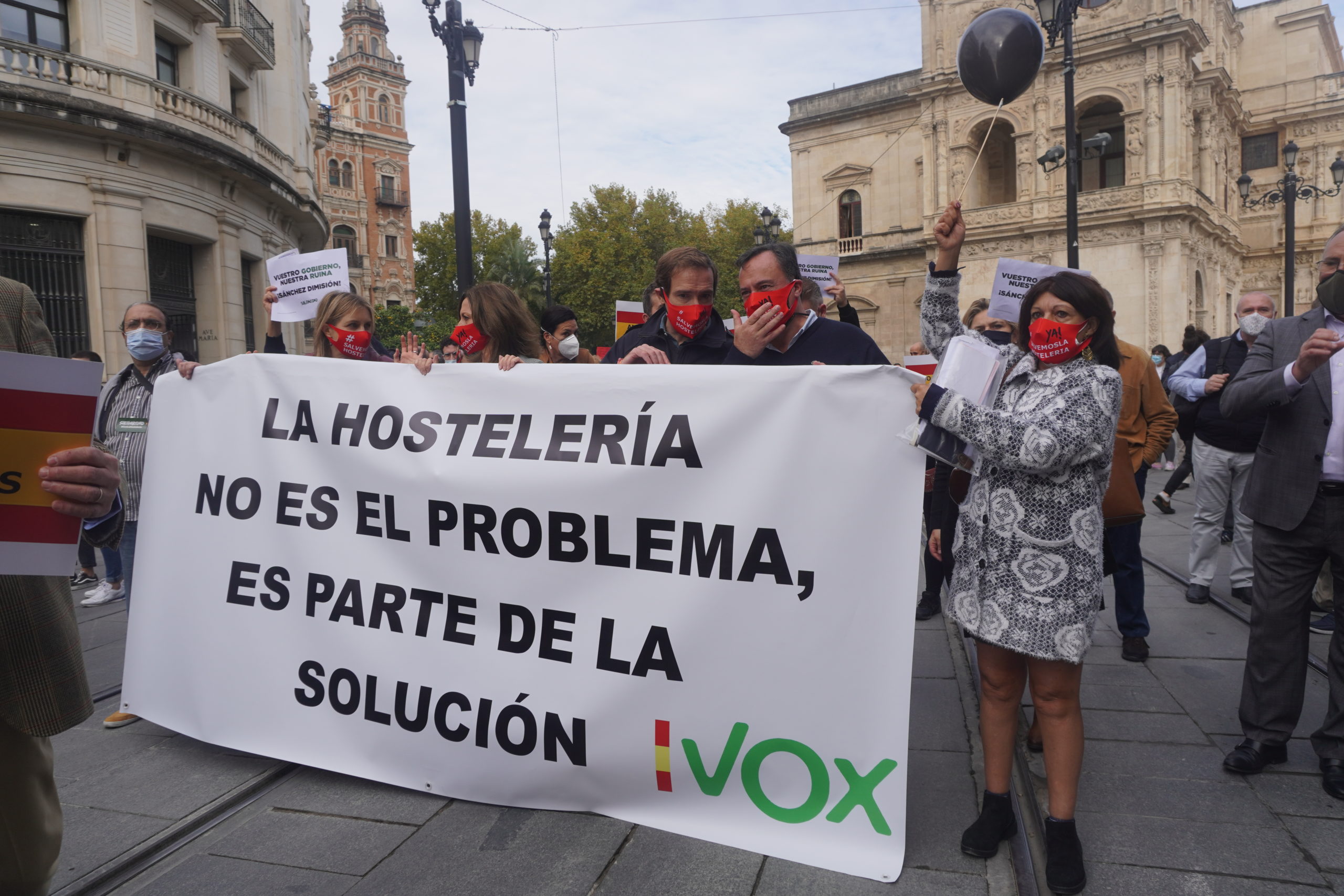 Javier Cortés ha aseverado que “llevemos meses reuniéndonos con propietarios de bares, camareros, cocineros, auxiliares y si algo tenemos claro es que sus reivindicaciones son de puro sentido común y que, lo que están defiendo más allá del pan sobre la mesa de sus familias, es el bienestar de la ciudad de Sevilla donde son decenas de miles de familias las que viven directa o indirectamente de la hostelería”.