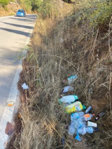Basura acumulada en Jaramar, en Sanlúcar de Barrameda