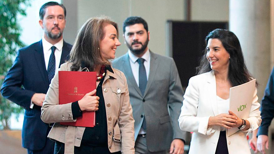 Imagen de Rocío Monasterio junto a Ana Cuartero en la Asamblea de Madrid.