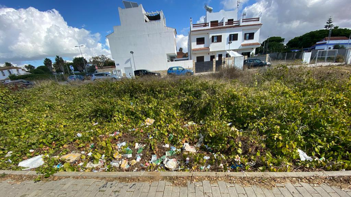 Basura acumulada en Jaramar, en Sanlúcar de Barrameda