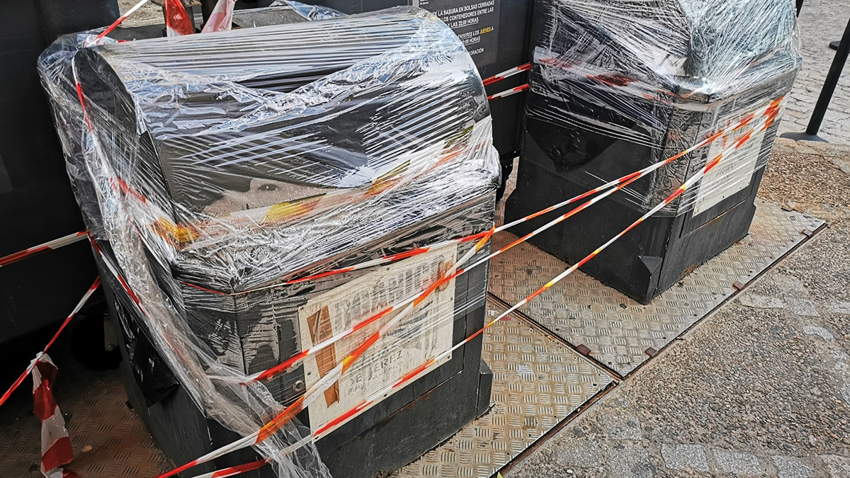 Contenedores precintados en la plaza Rafael Rivero de Jerez