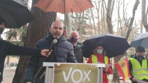 En la foto vemos a José Manuel Almagro, Vicesecretario de Organización Territorial de VOX Navarra, leyendo unos artículos de La Constitución.
