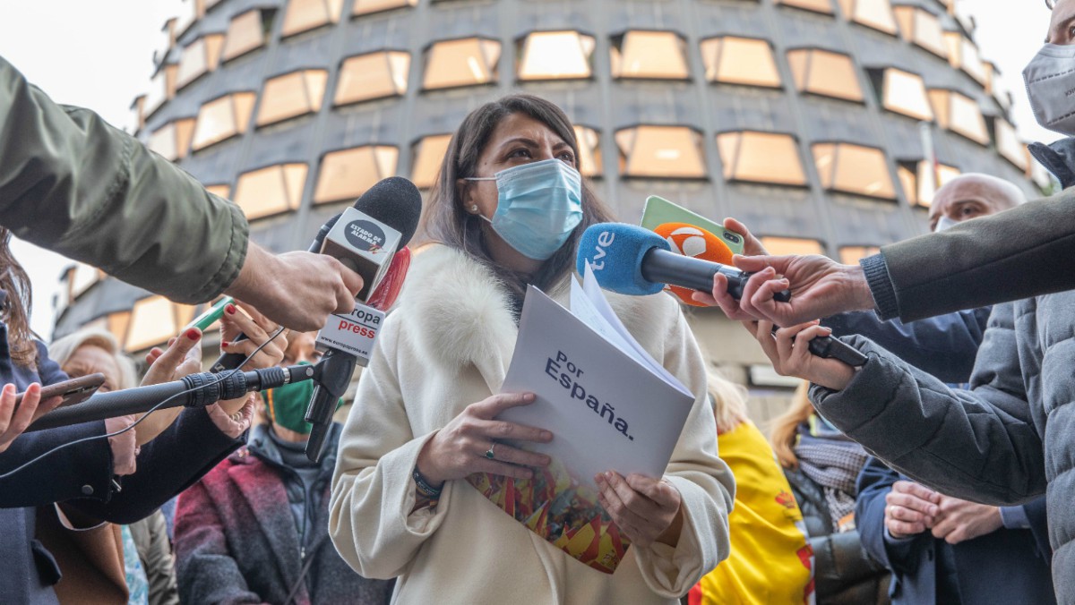 Macarena Olona en la puerta del Tribunal Constitucional