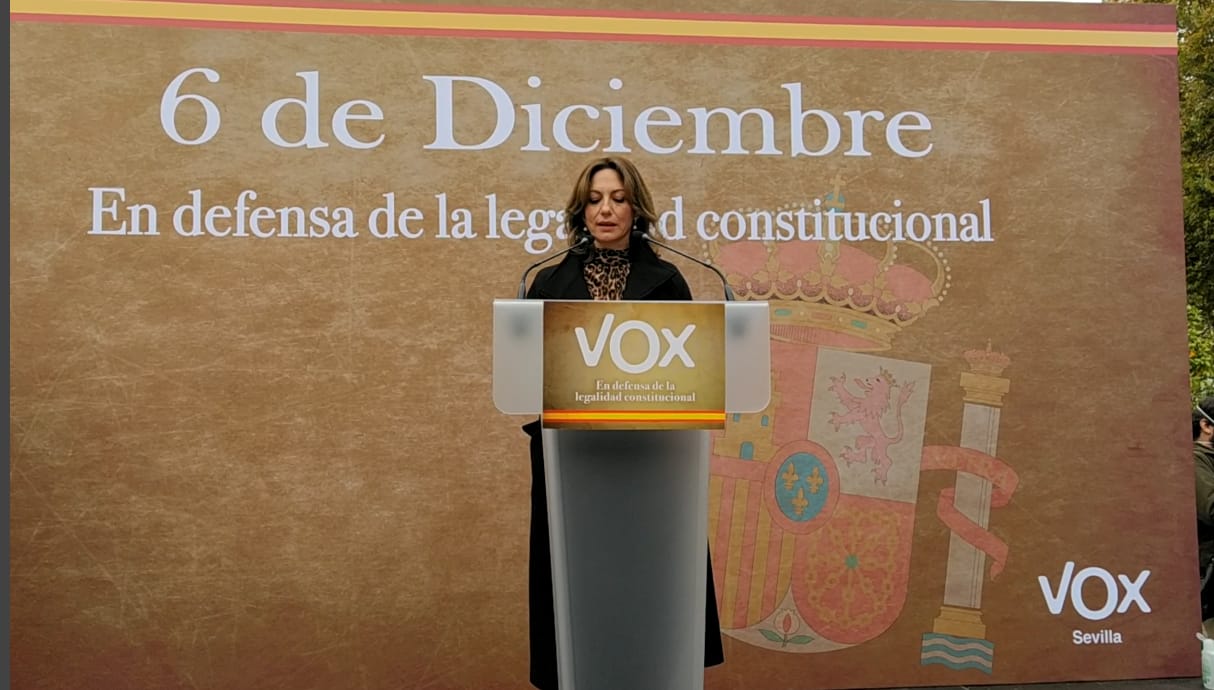 La diputada nacional por Sevilla lee el manifiesto "en defensa de la legalidad constitucional" ante cientos de sevillanos congregados en la Plaza Nueva de Sevilla