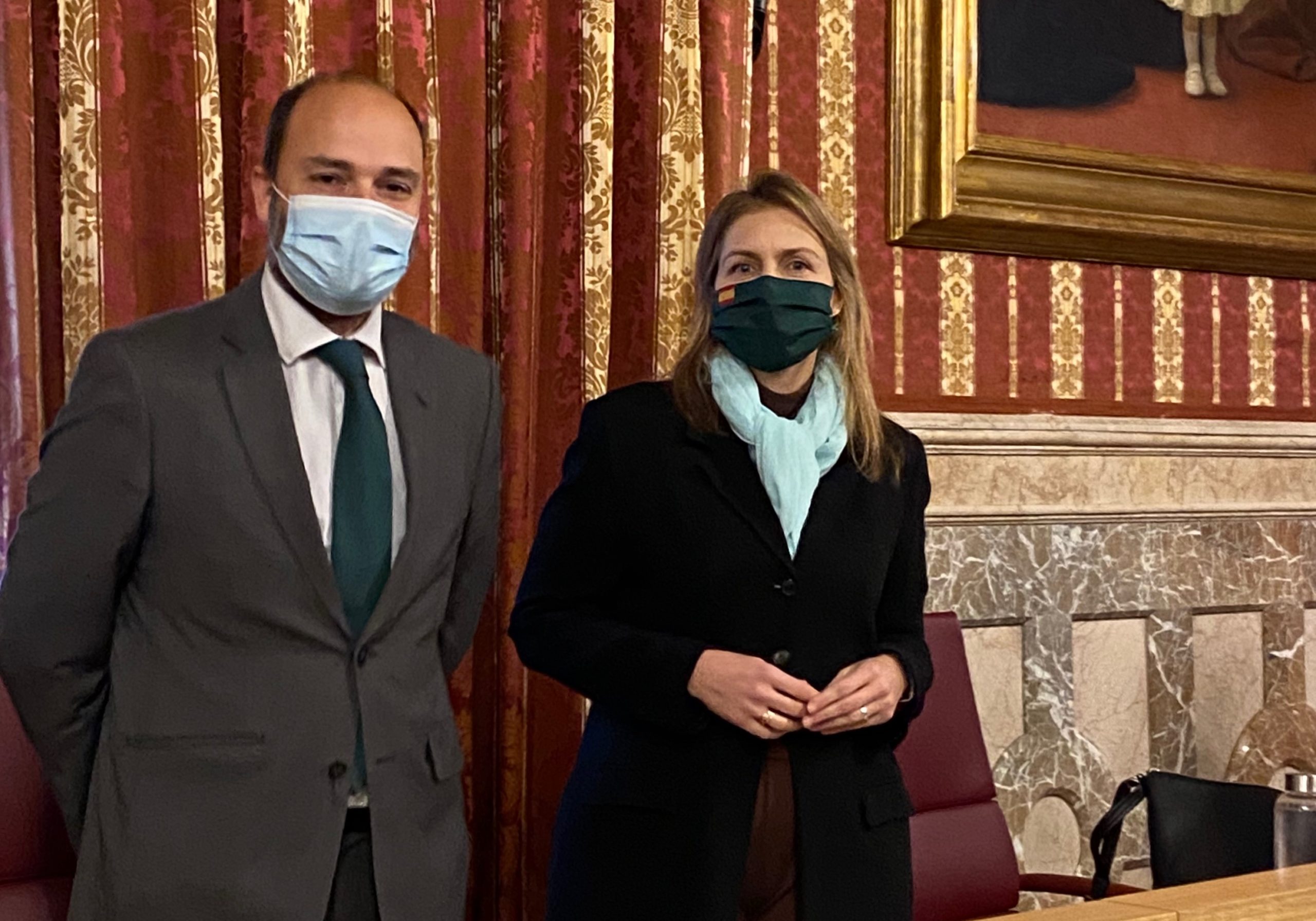 Los portavoces de VOX Sevilla momentos antes del Pleno de presupuestos.