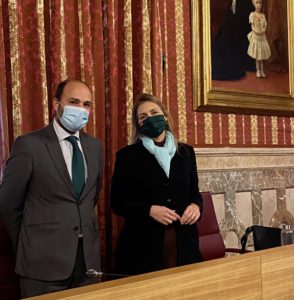 Cristina Peláez y Gonzalo García de Polavieja posan juntos en el Salón Colón del Ayuntamiento.