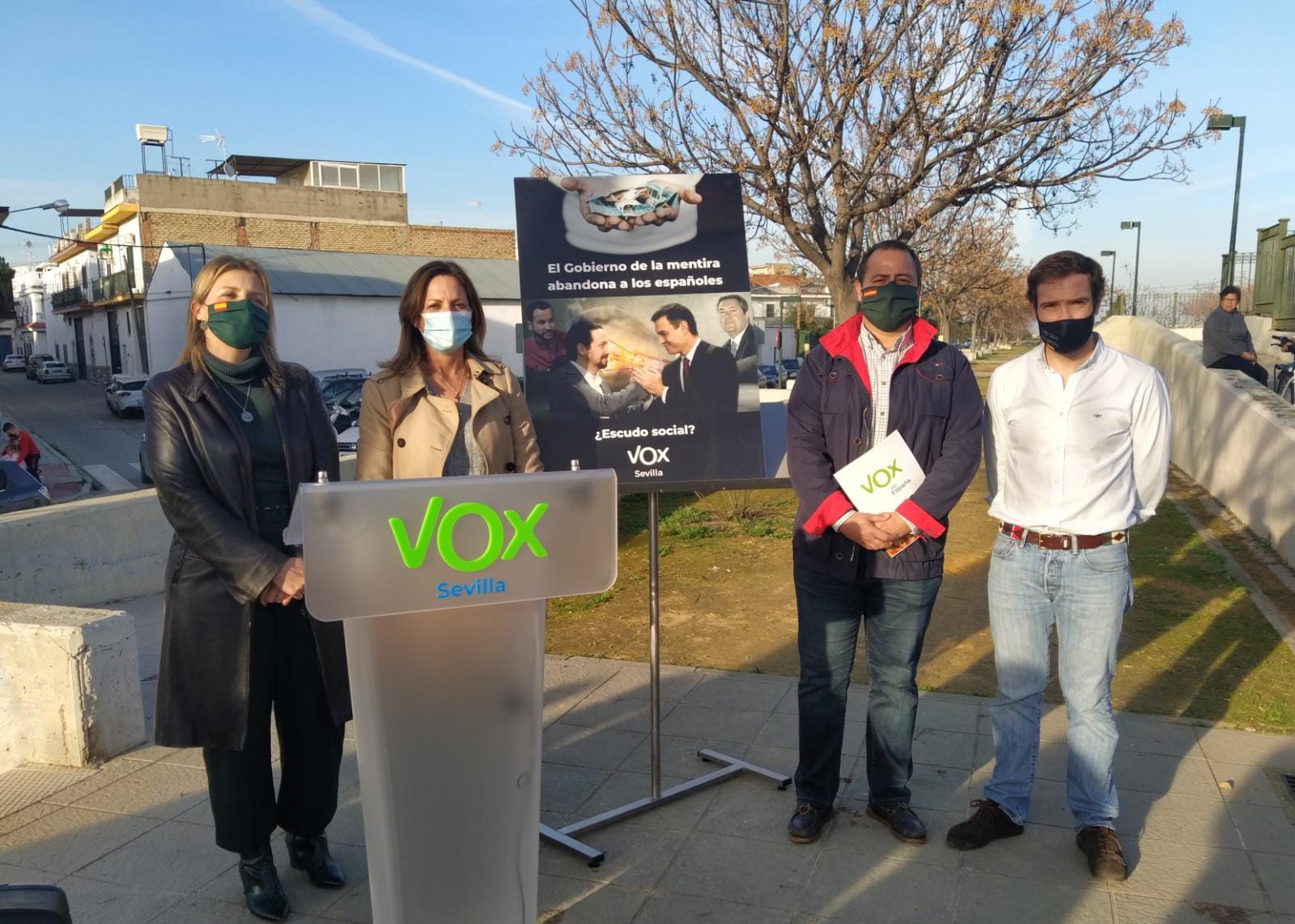 Cristina Peláez, Reyes Romero y Javier Cortés junto al coordinado de zona de VOX.