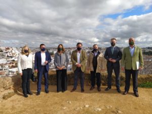 Los representantes de VOX posan en Alcalá de Guadaíra, con la diputada nacional Reyes Romero.