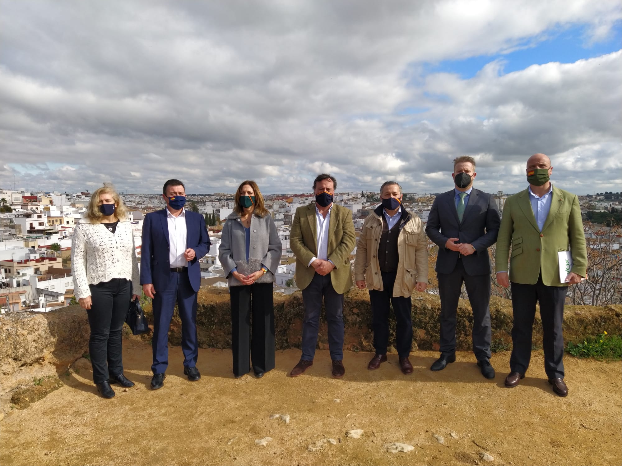 Los representantes de VOX posan en Alcalá de Guadaíra, con la diputada nacional Reyes Romero.