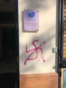 Así fue la pintada antifascista en el despacho del abogado de Vox.