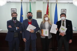 Javier Cortés posa junto al equipo jurídico en el Ayuntamiento de San Juan.
