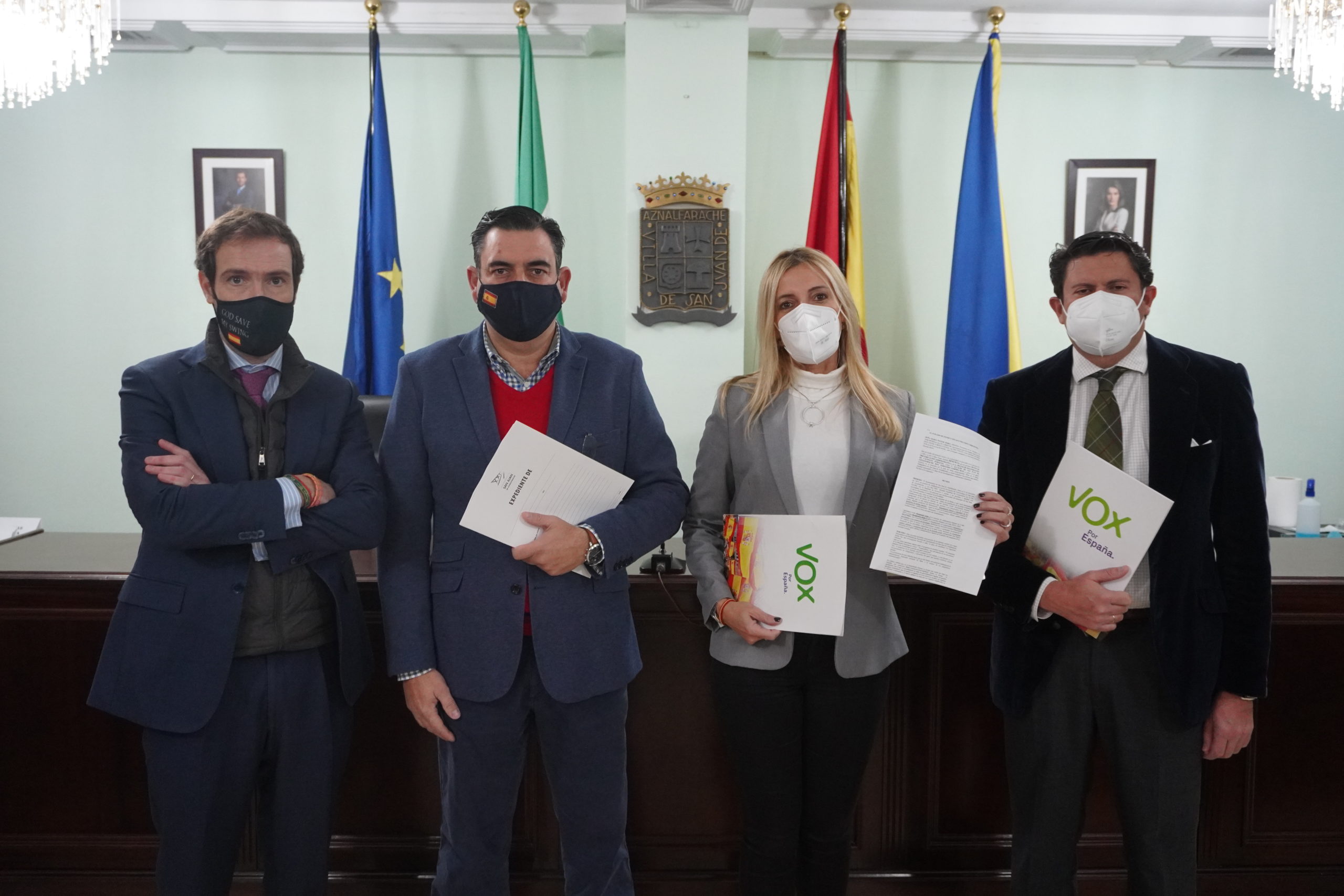 Javier Cortés posa junto al equipo jurídico en el Ayuntamiento de San Juan.
