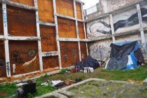 Imagen del campamento montado en el solar abandonado.