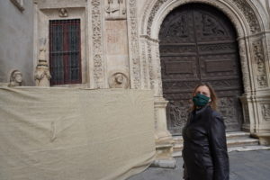 Cristina Peláez, delante de la cruz destruida en el Ayuntamiento de Sevilla.