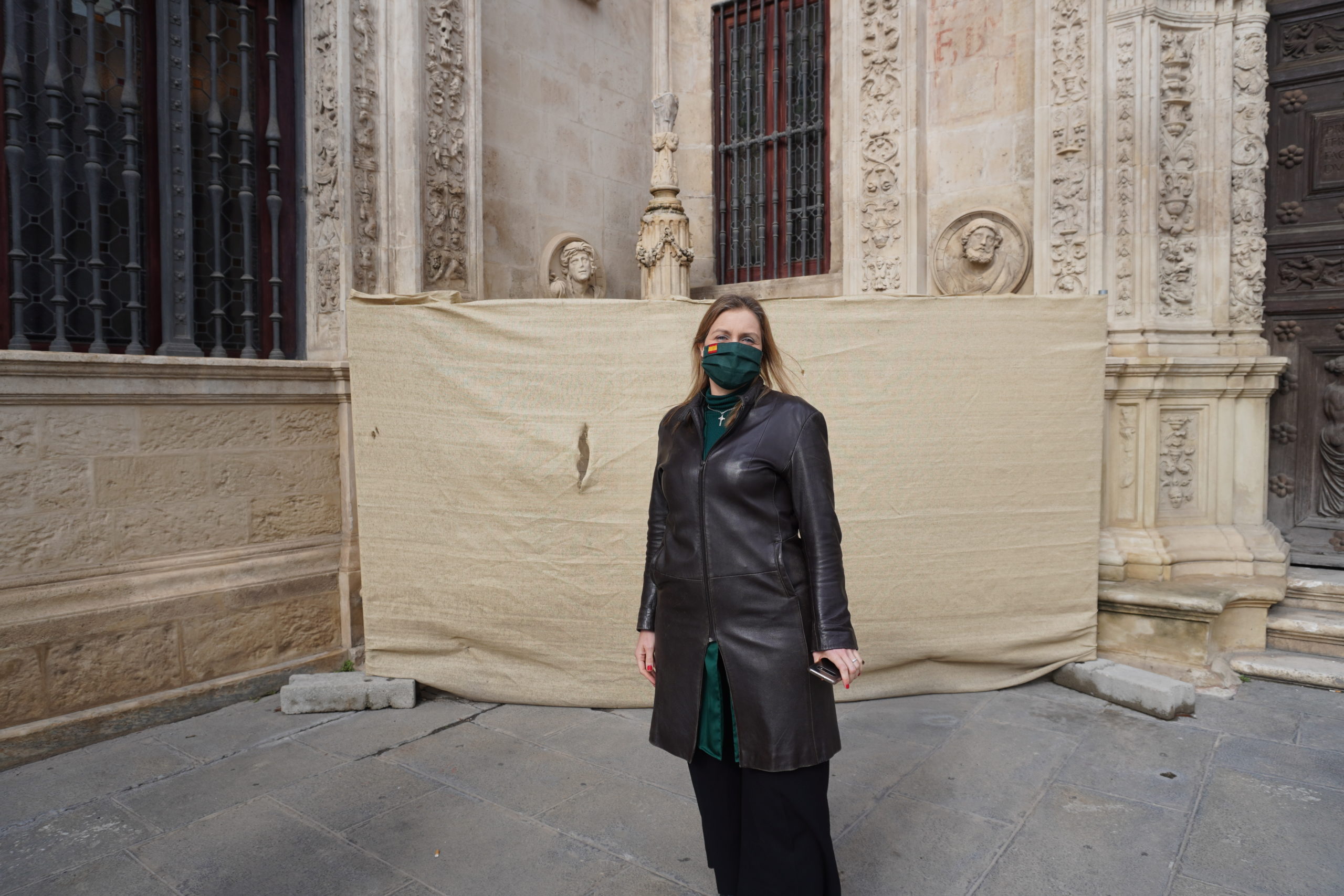 Cristina Peláez posa ante la cruz destruida en 2019 en el Ayuntamiento de Sevilla.
