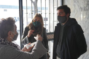 Cristina Peláez dialoga con los vecinos afectados en Miraflores.