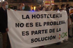 Representantes de VOX en la manifestación de los hosteleros en Sevilla.