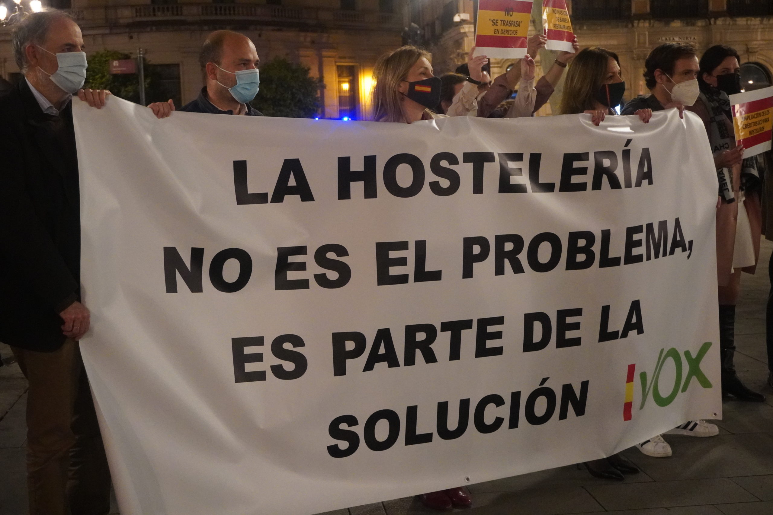 Representantes de VOX en la manifestación de los hosteleros en Sevilla.