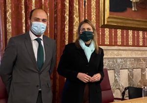 Cristina Peláez y Gonzalo García Polavieja antes de un Pleno.