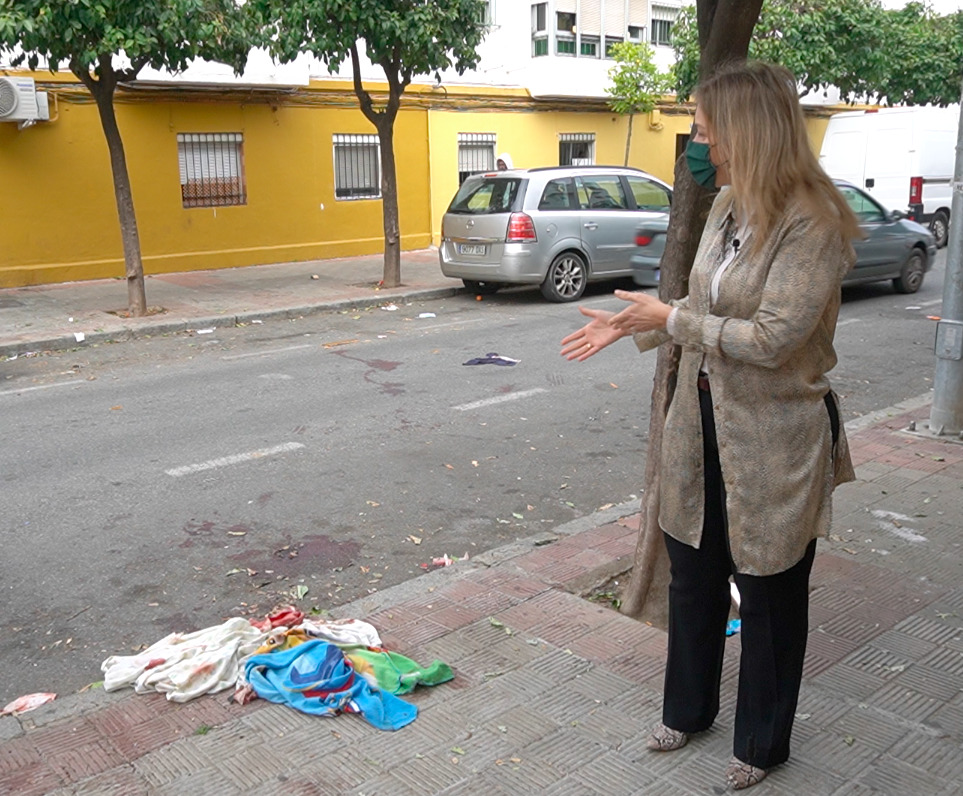 Cristina Peláez señala las pruebas del crimen.