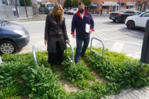 Cristina Peláez comprobando el estado de la vegetación en Sevilla Este.