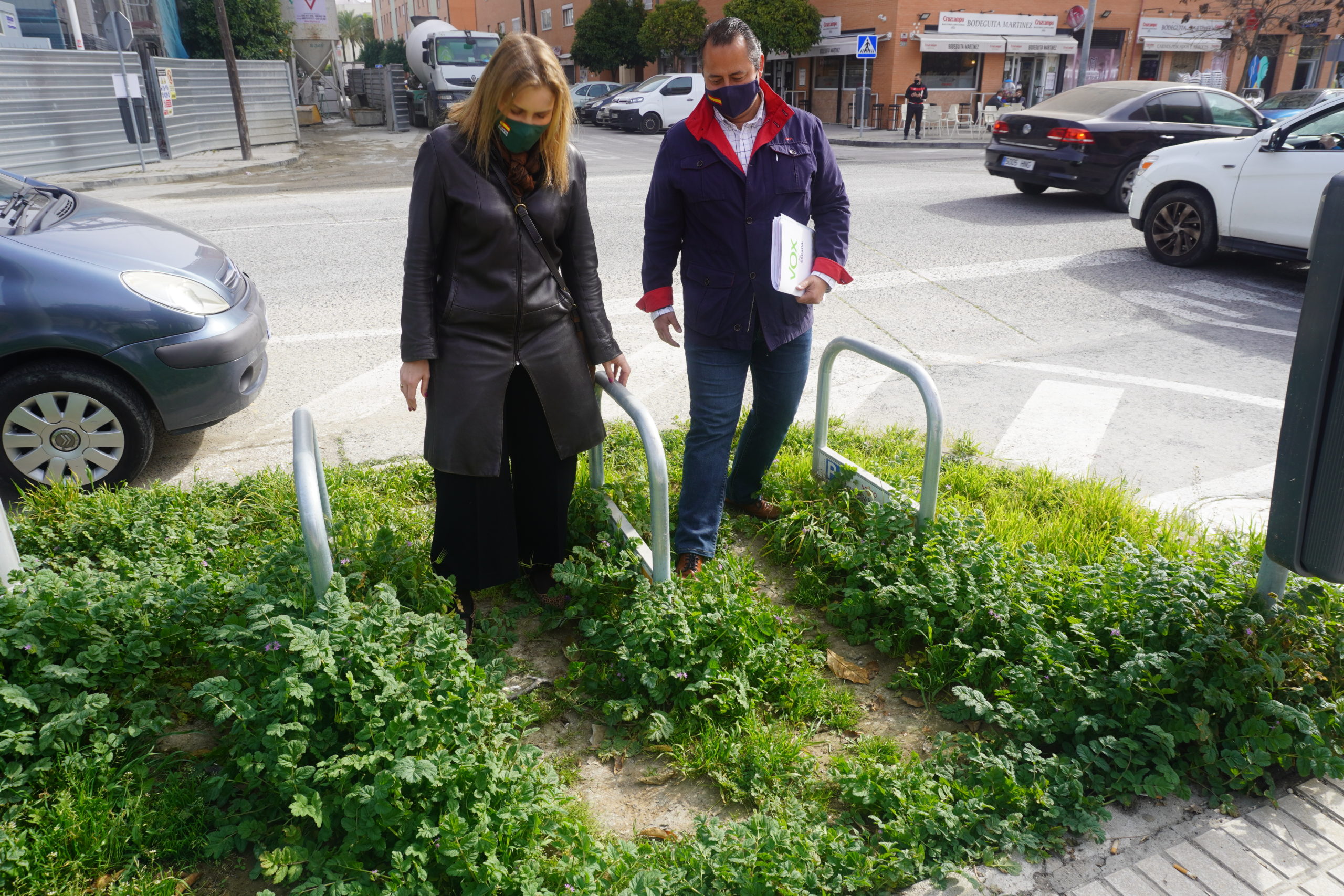 Cristina Peláez comprobando el estado de la vegetación en Sevilla Este.
