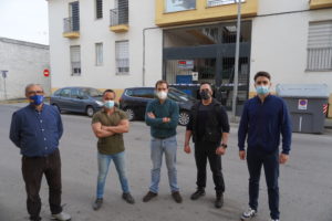 El presidente de VOX Sevilla, Javier Cortés, posa junto al equipo de Coria del Río.