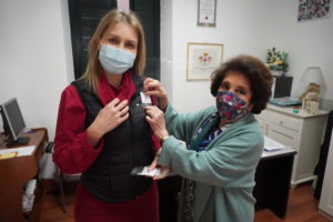 Cristina Peláez recibe el símbolo de Provida.