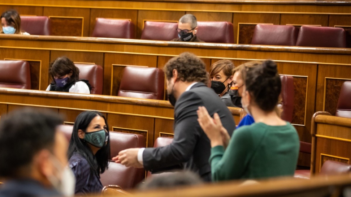 Carla Toscano recibe los aplausos de Iván Espinosa y Macarena Olona