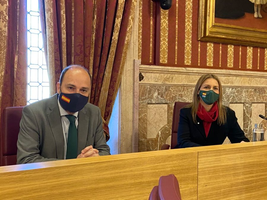 Cristina Peláez y Gonzalo García Polavieja en el salón de Plenos del Ayuntamiento de Sevilla.