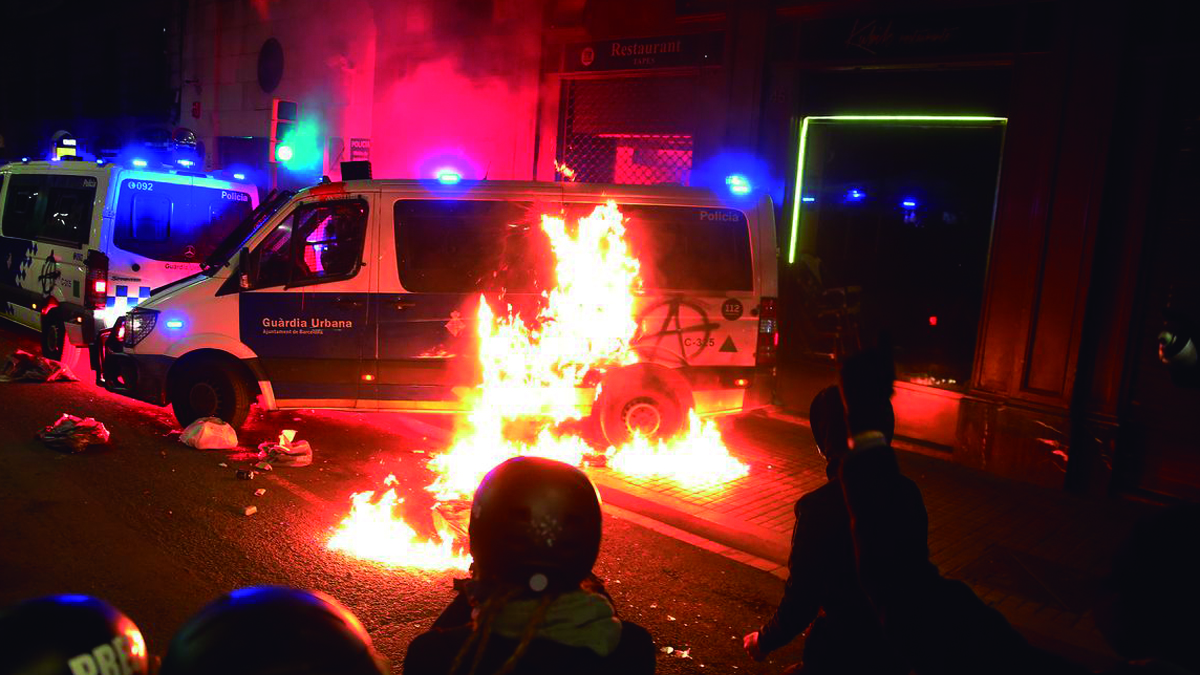 Imagen de una furgoneta de la policía ardiendo