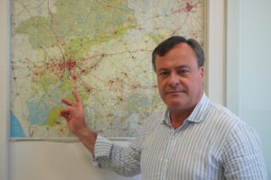 Rafa García Ortiz con el mapa de Sevilla.