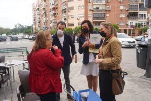 Cristina Peláez hablando con vecinos de Santa Aurelia.