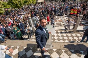 Santiago Abascal en la Plaza Nueva de Sevilla.