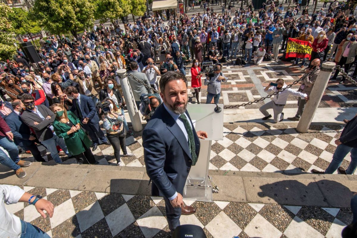Santiago Abascal en la Plaza Nueva de Sevilla.