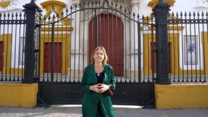 Cristina Peláez ante la Plaza de Toros de la Maestranza.