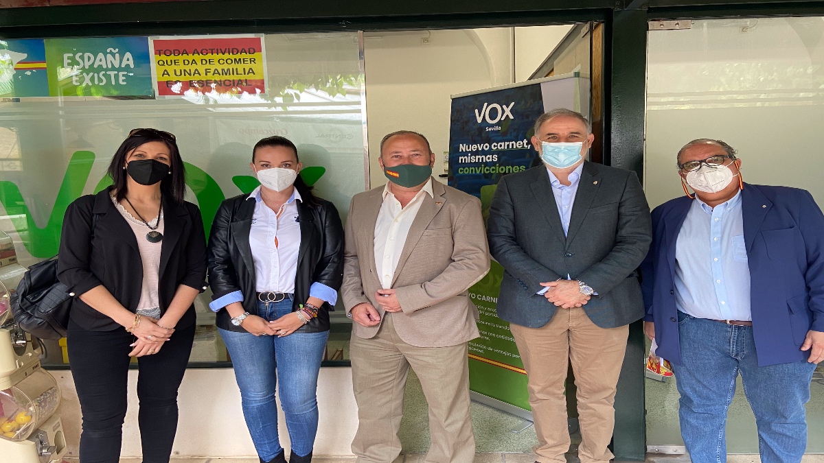 Macario Valpuesta junto a Iñigo Osuna y el equipo de VOX Écija.