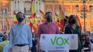 Santiago Abascal, Javier Cortés y Patricia Rueda ante el Palacio de San Telmo.