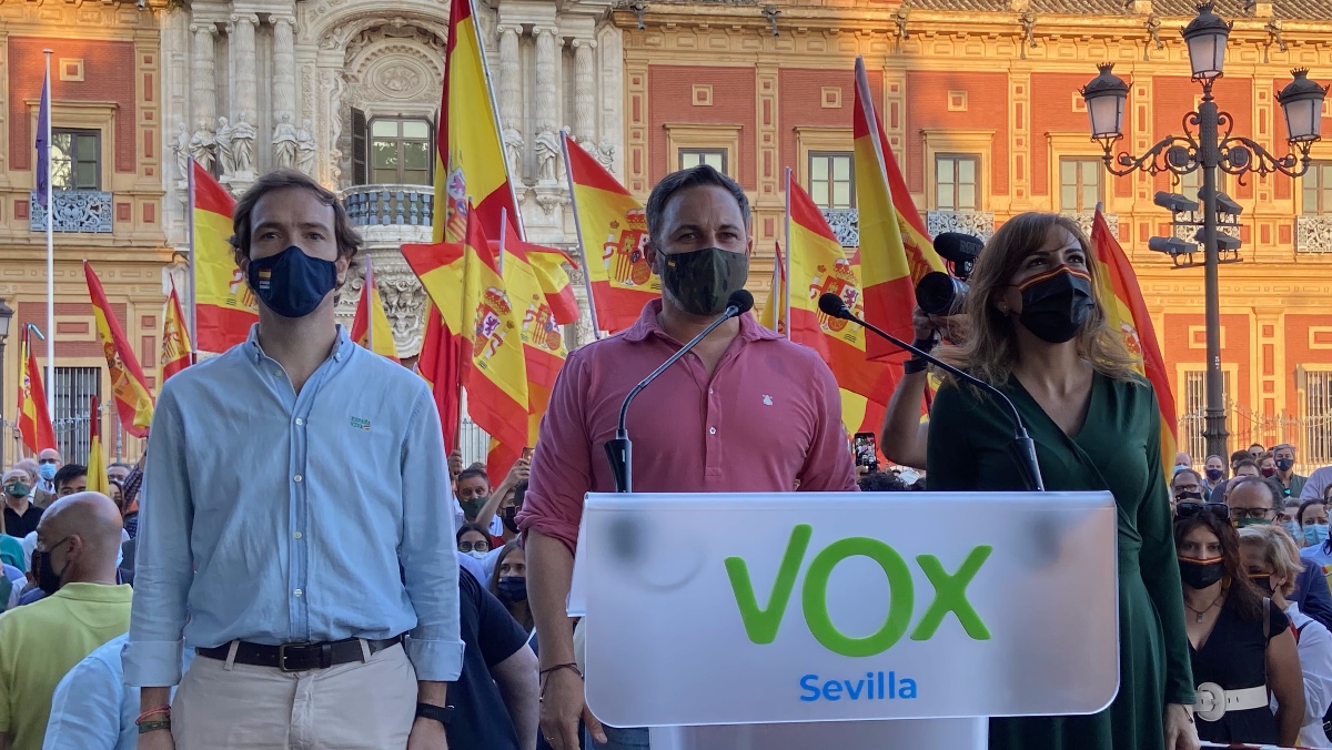 Santiago Abascal, Javier Cortés y Patricia Rueda ante el Palacio de San Telmo.