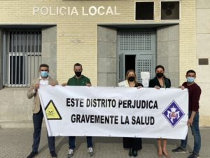 Cristina Peláez posa con la Policía Local.