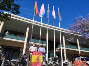 Adrián Trashorras posa con la bandera nacional en el Ayuntamiento de Dos Hermanas.
